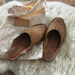 Mohinders Woven Slide